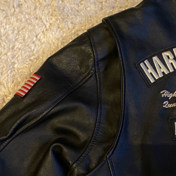 Harley-Davidson leather jacket. Excellent condition.Logo patch on back. Medium - Picture 16 of 17